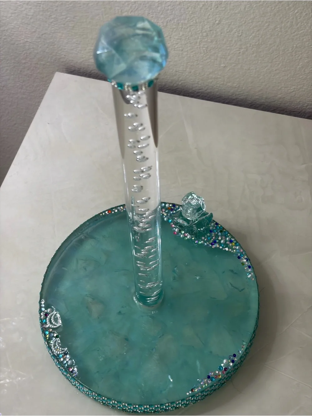 Resin paper towel holder countertop